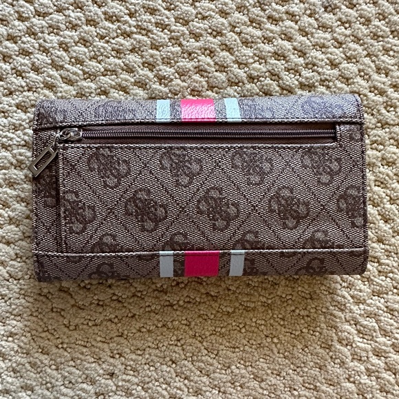 Guess Wallet - Picture 2 of 4